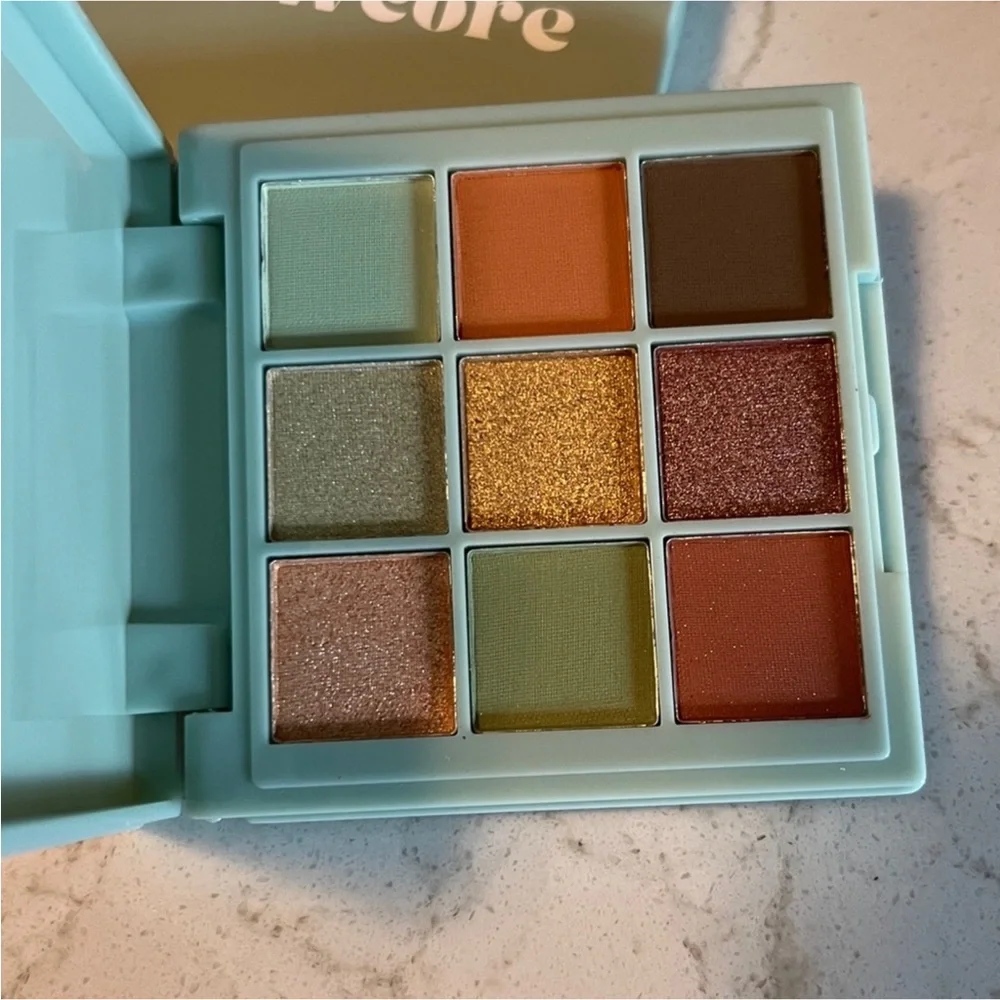 NWT Glow core Mystic Earth 9 Shades Eyeshadow Palette